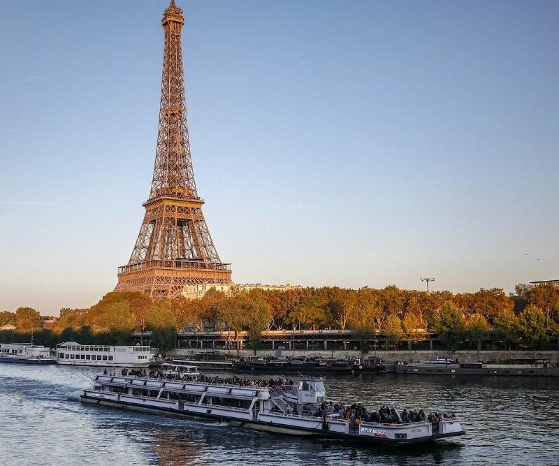 Un café parisien typique où l'art de vivre français se mêle à une discussion culturelle animée entre amis.